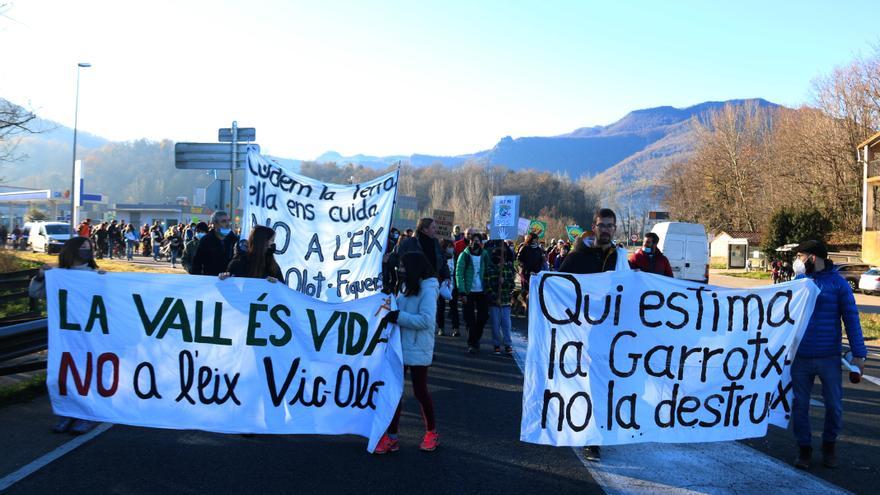 Veïns i pagesos de la Vall d&#039;en Bas protesten en contra de les variants de les Preses i Olot que &quot;trinxen&quot; el territori