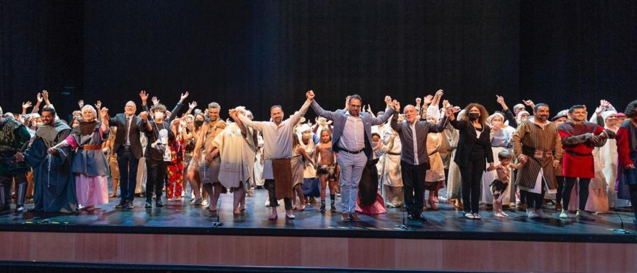 Los protagonistas de la ópera ‘La Leyenda de Tamonante’ saludan al público al final de la obra.    | | JOSUÉ ALONSO