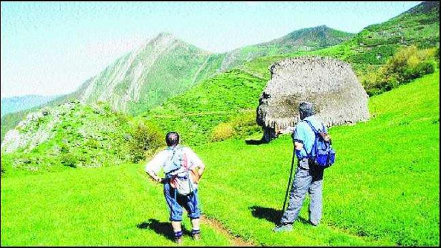 Dos senderistas, ante el pico La Fana.