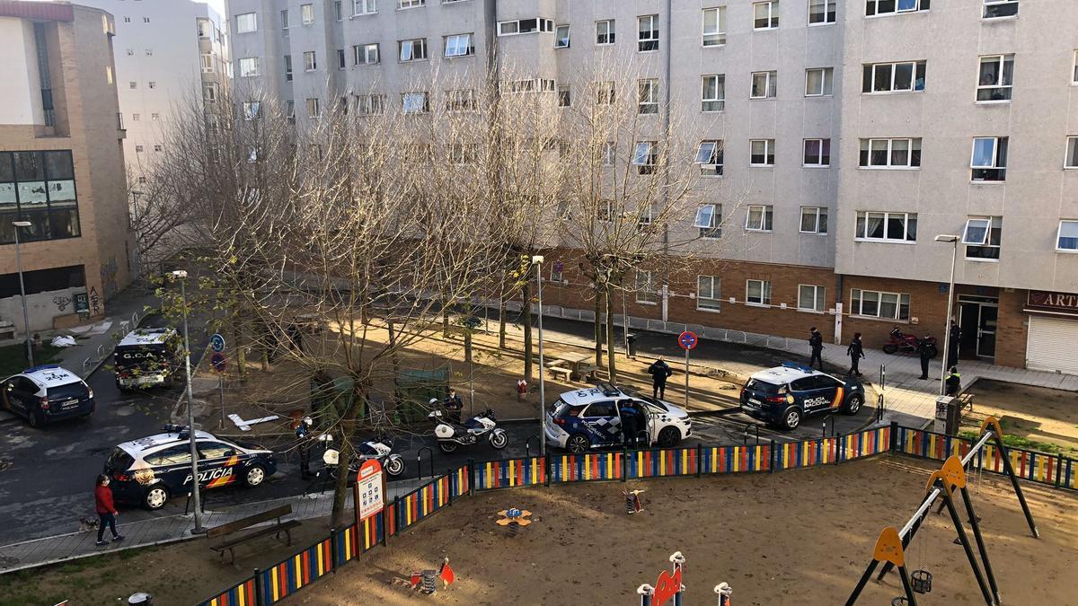 Patrullas de la Policía Nacional y Local se trasladaron hasta el lugar tras la alerta de la agresión.