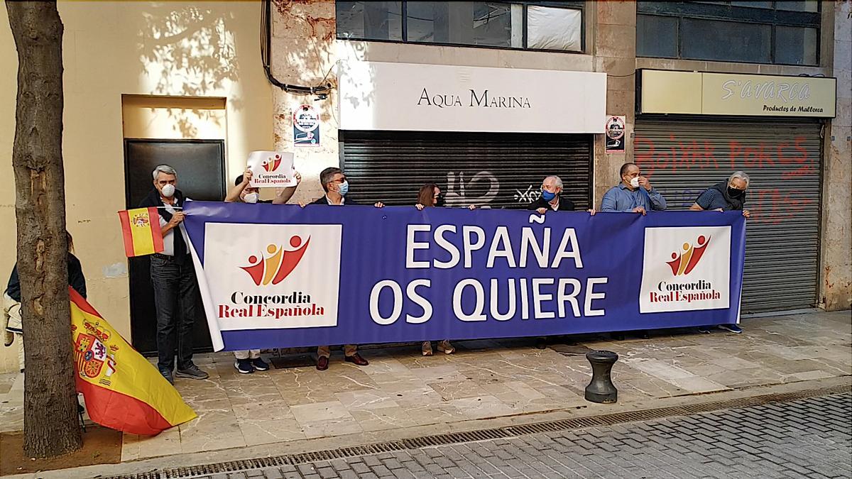 Una docena de personas se concentra ante el Parlament en apoyo a los reyes eméritos