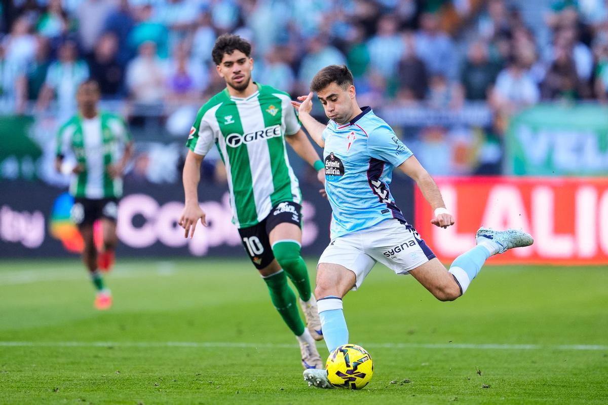 Álvaro Núñez goleal el balón ante el jugador del Betis durante la visita del Celta a La Cartuja
