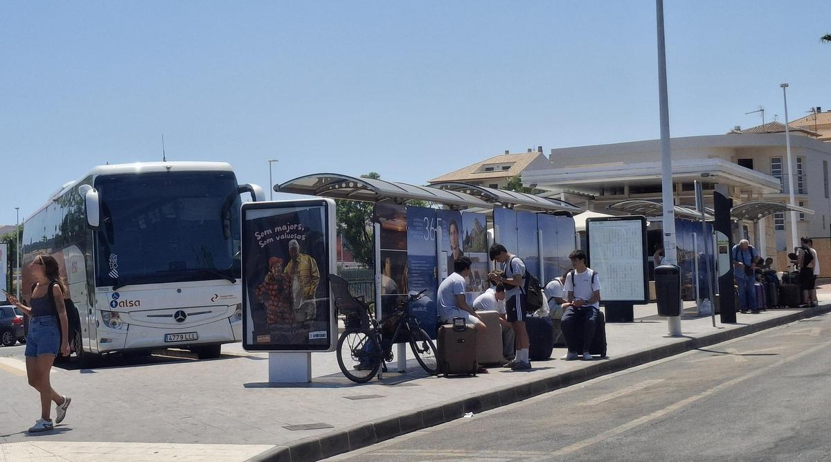 Jóvenes que han llegado esta mañana en autobús a Xàbia