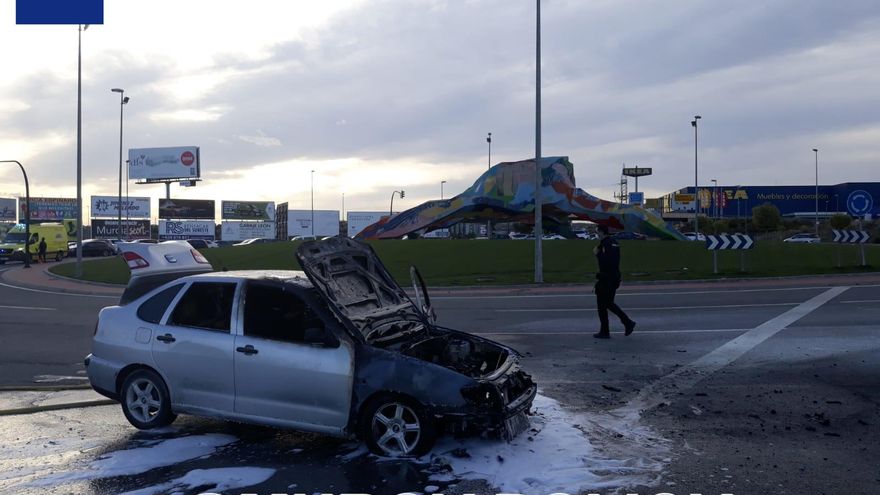 Arde un coche en plena rotonda de los centros comerciales en Murcia