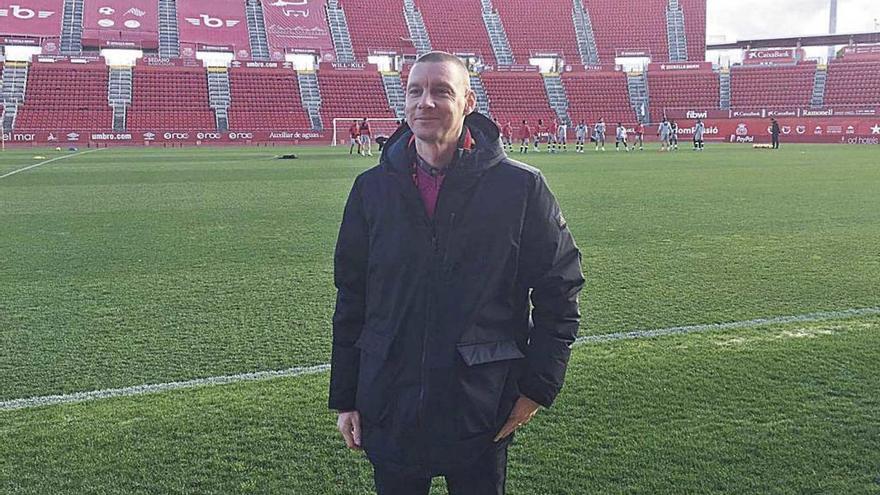 Edwin Smolders posa ayer sobre el cÃ©sped durante el entrenamiento del primer equipo.