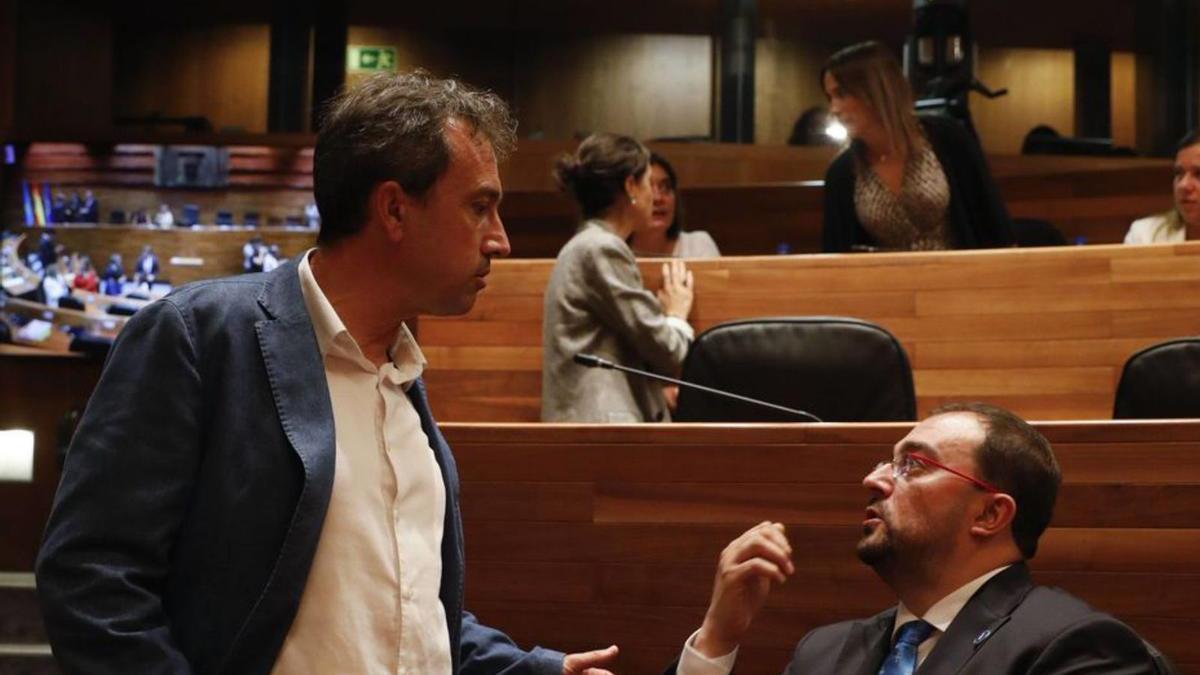 Ovidio Zapico –izquierda– y Adrián Barbón, durante el Pleno de la Junta General en el que el segundo fue reelegido.