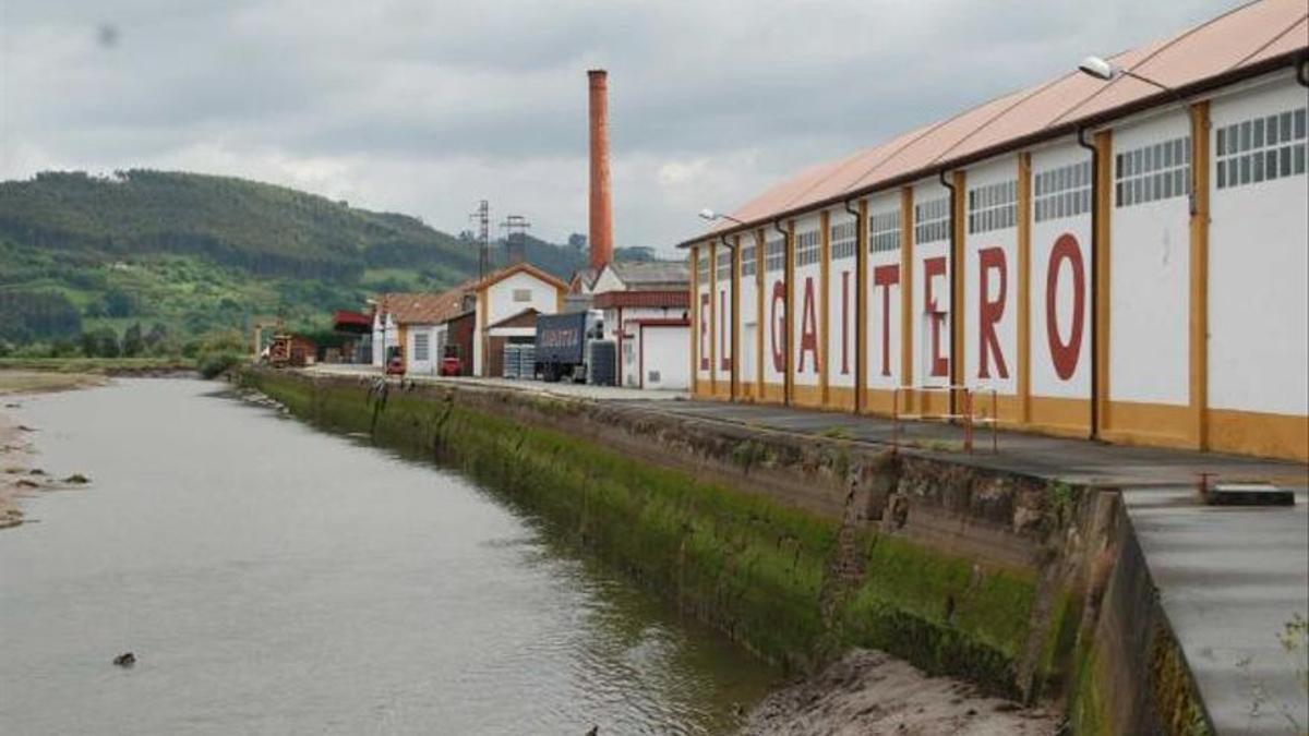 Instalaciones de la fábrica de El Gaitero, a orillas de la ría de Villaviciosa. | MARIOLA MENÉNDEZ