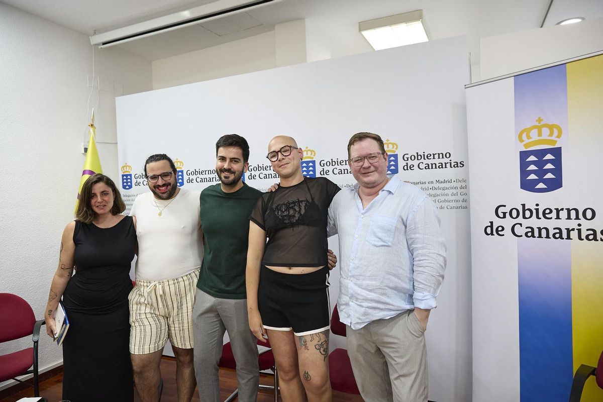 Foto de familia de los autores.