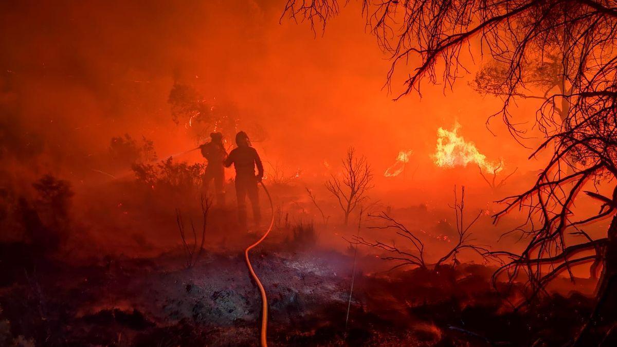 El poniente reactiva el fuego en Venta del Moro y complica la extinción