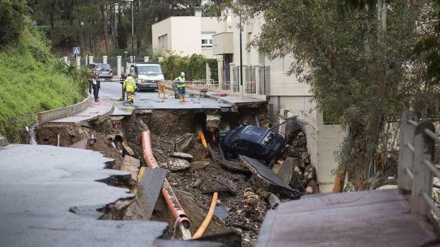 Estado de una carretera afectada por las inundaciones. // Efe