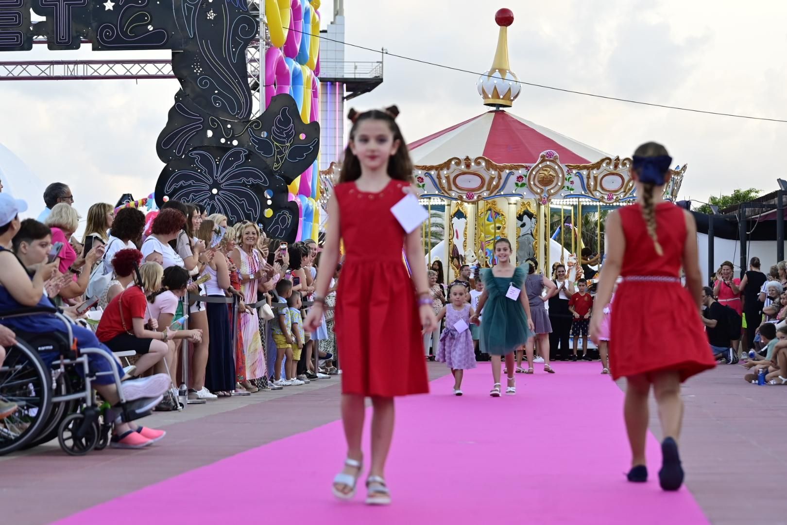 El Moll de Costa se viste de moda con el desfile solidario de Cáritas