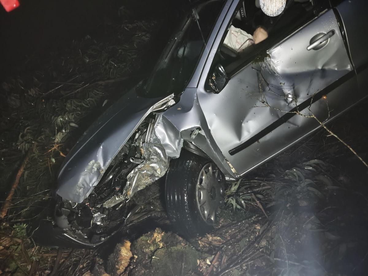 Estado en el que quedó el coche accidentado en Cuntis.