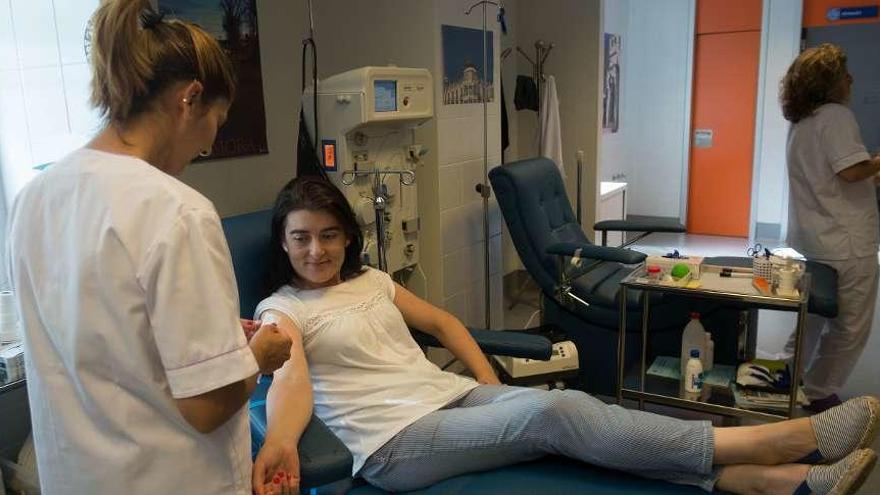 Una mujer se prepara para donar sangre en el Hospital Virgen de la Concha.