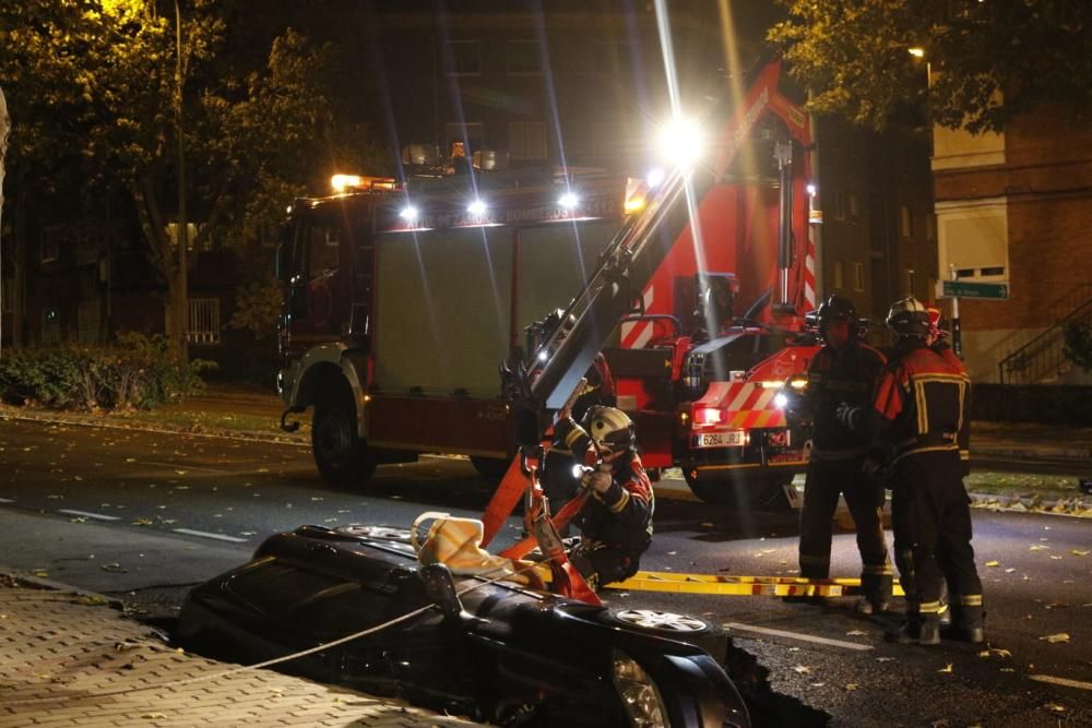 La carretera se "traga" un vehículo en León Felipe