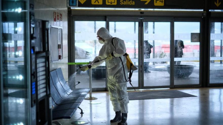 Labores de desinfección en el aeropuerto Tenerife Sur.