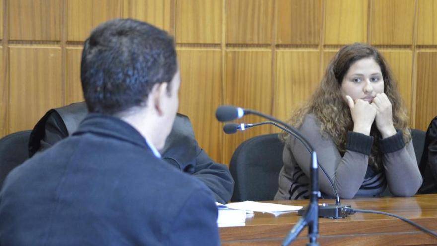 Salvador declarando en el jucio bajo la atenta mirada de Fabiola.