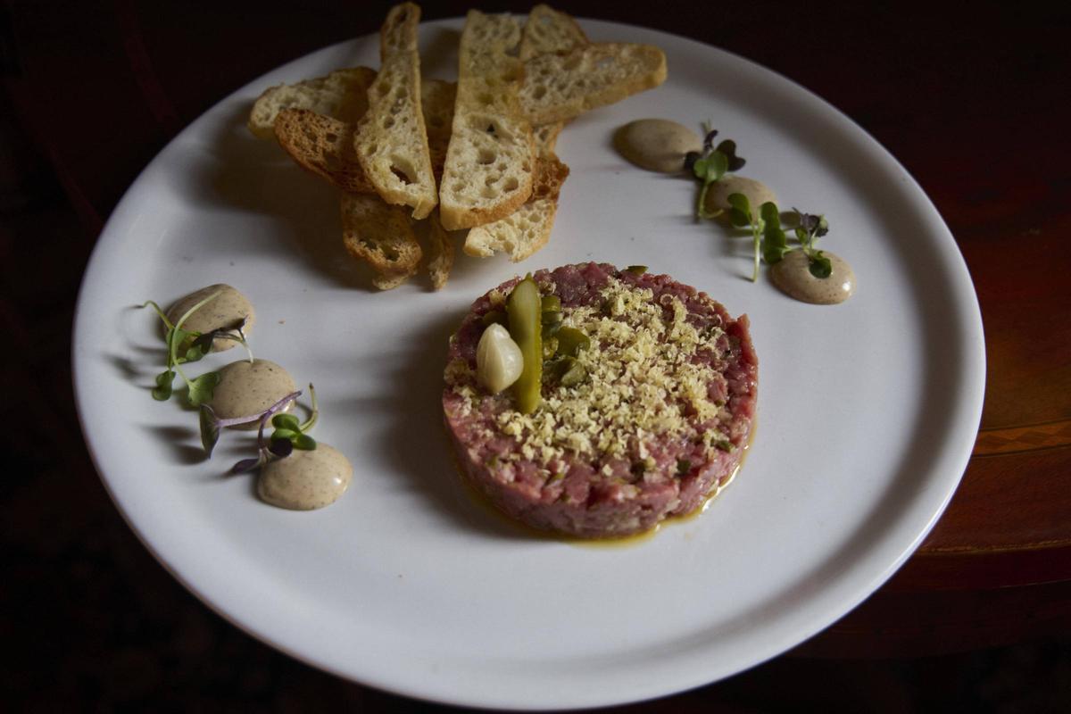 Steak tartar de filet ecològic amb salsa de tòfones i rovell d’ou curat.