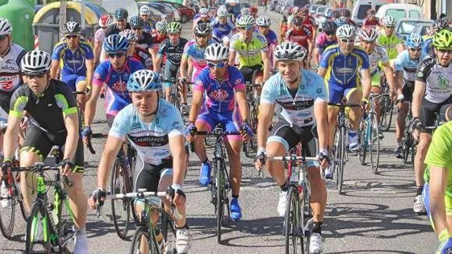 El pelotón, ayer, a su paso por el centro de Moaña. // Santos Álvarez