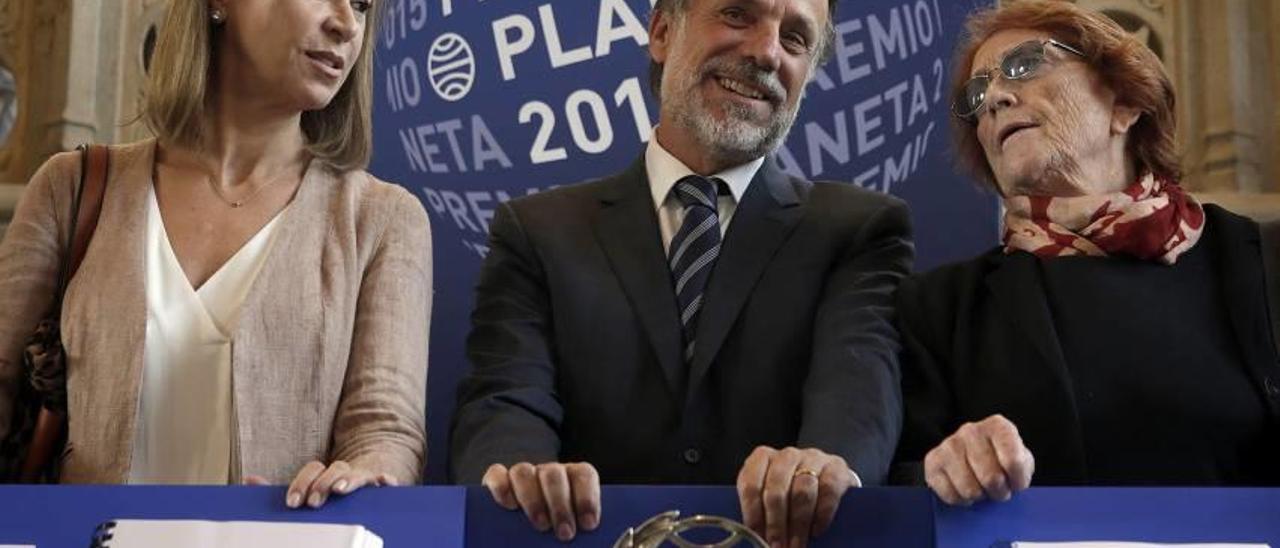 El presidente del grupo Planeta, José Creuheras, junto a Carmen Posadas y Rosa Regàs.