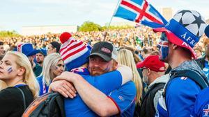 Varios aficionados inslandeses, en Reikiavik. 