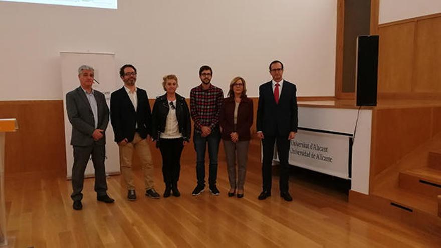 Los premiados junto a Esther Algarra, Secretaria General de la UA, y Faraón Llorens, director de la cátedra