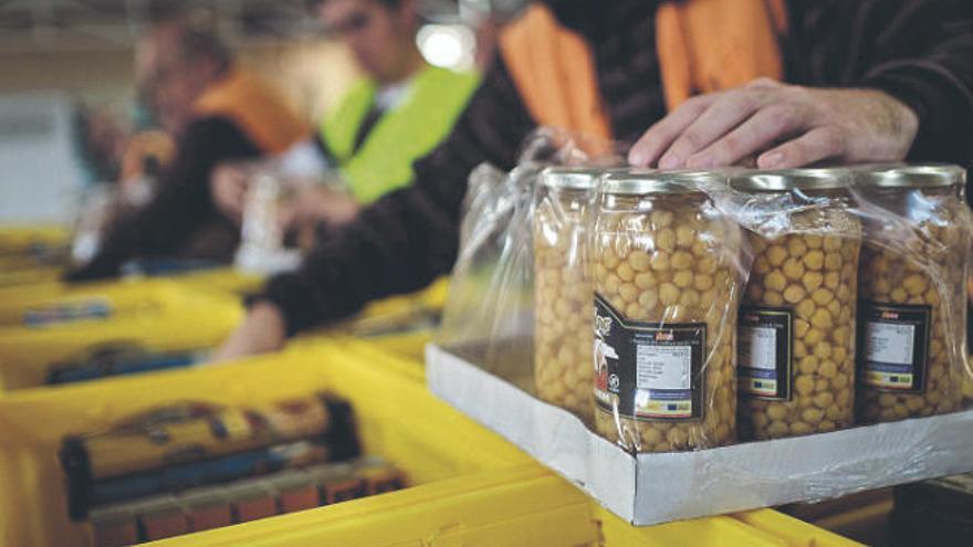 Tareas de distribución en el Banco de Alimentos de Tenerife.