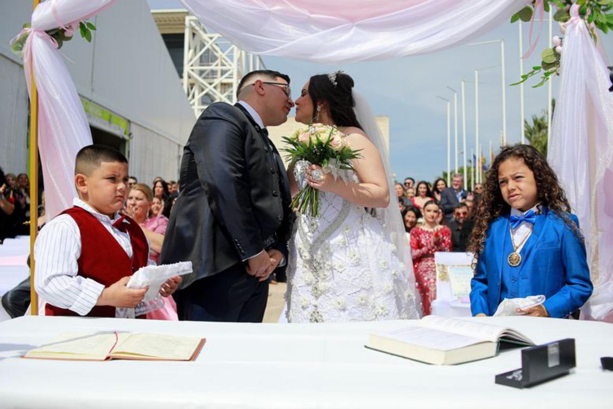Lucía y Daniel se casaron en el Recinto Ferial. | TONI ESCOBAR