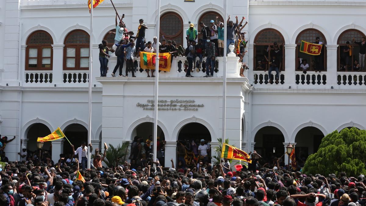 Sri Lanka declara el estado de emergencia y el primer ministro es nombrado presidente interino