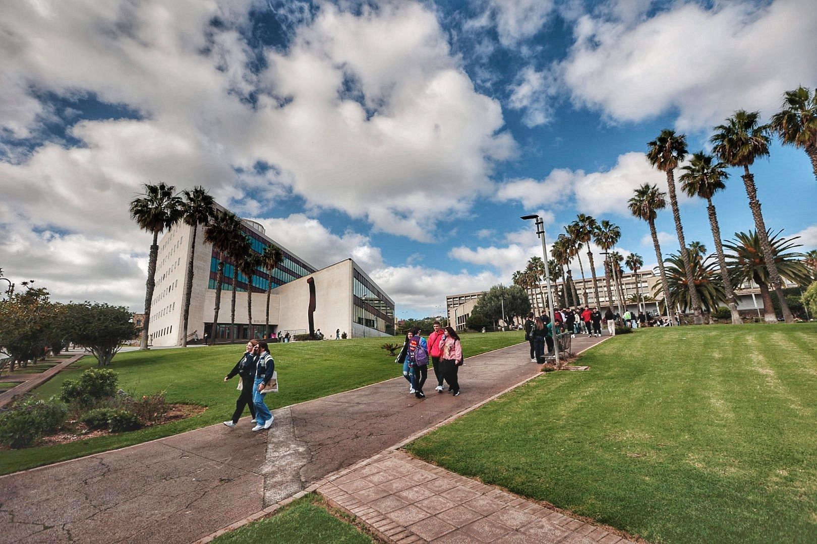 Decenas de alumnos en el Aulario General del Campus Guajara