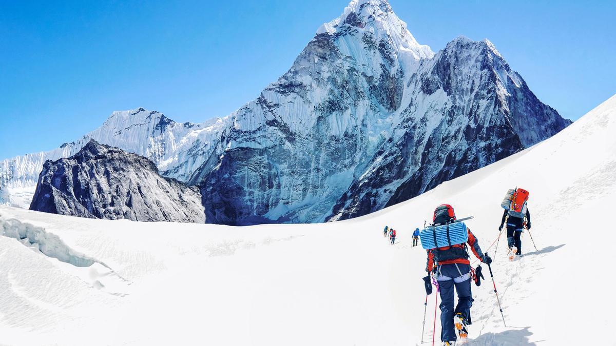 Montañeros cerca de la cima del Everest.
