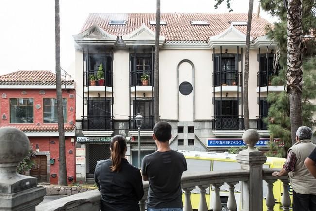 Una vela incendia un piso en el casco de Santa Brígida