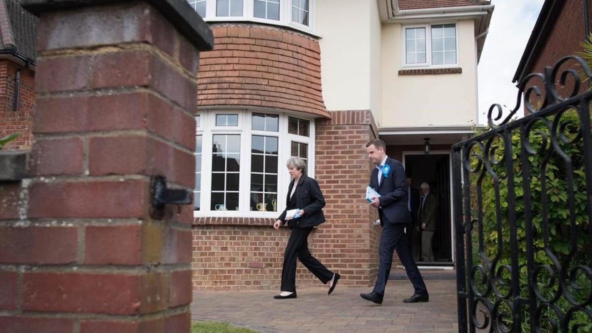 Theresa May durante su apseo por Escocia repartiendo panfletos el pasado primero de mayo.