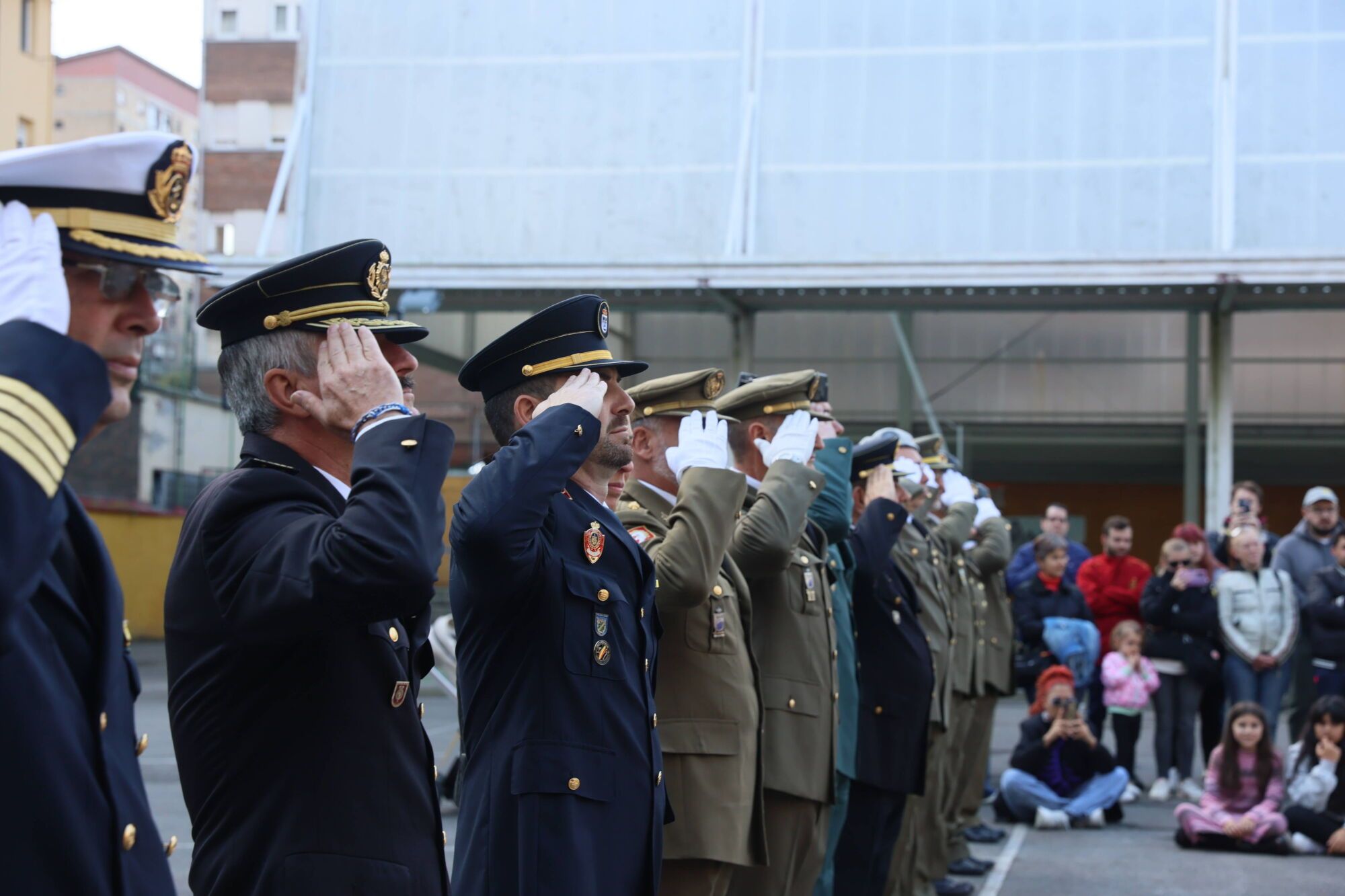 Escuelas Blancas. Acto de izado de la bandera con asistencia del delegado de Defensa y representantes de la Guardia Civil, la Policía Nacional y la Municipal, entre otros