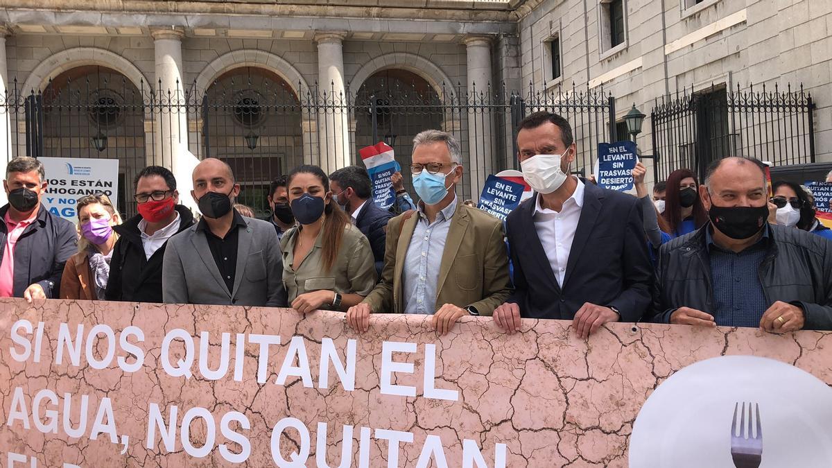 Un momento de la protesta en Madrid con miembros de la delegación ilicitana y de la Vega Baja