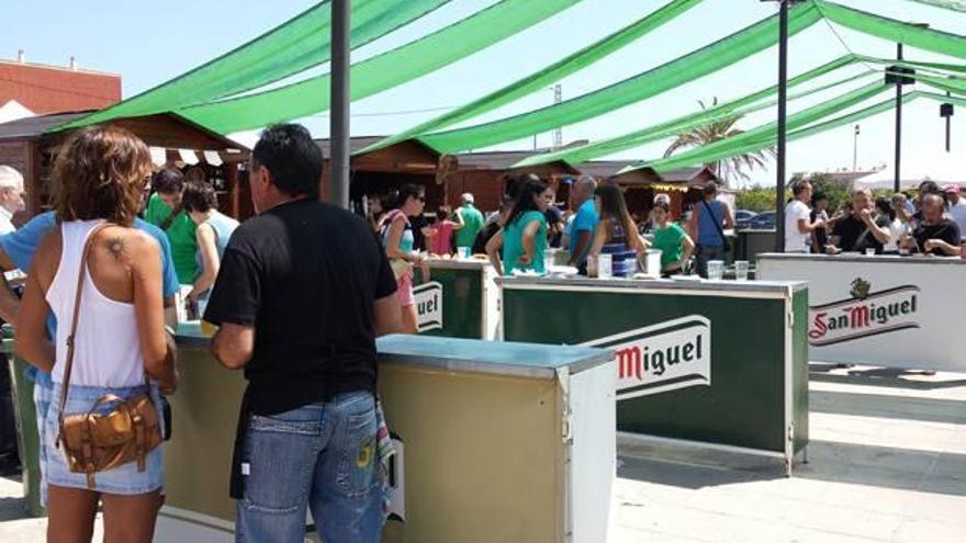 entre la multitud de actos previstos para ayer, domingo, la cena de Pa i Porta se erigió como uno de los más multitudinarios.La plaza Constitución fue el punto de reunión para la cena en la que se dieron cita familias, grupos de amigos y asociaciones. f n. oms Rebeca Besalduch fue proclamada como nueva reina de las fiestas 2014 el sábado por la noche. En la foto, desfilando camino del acto con el alcalde y su antecesora detrás. f n. oms Los restauradores que se han unido al mesódromo ya contaban ayer con sombras y otras necesidades en el recinto. f n. oms