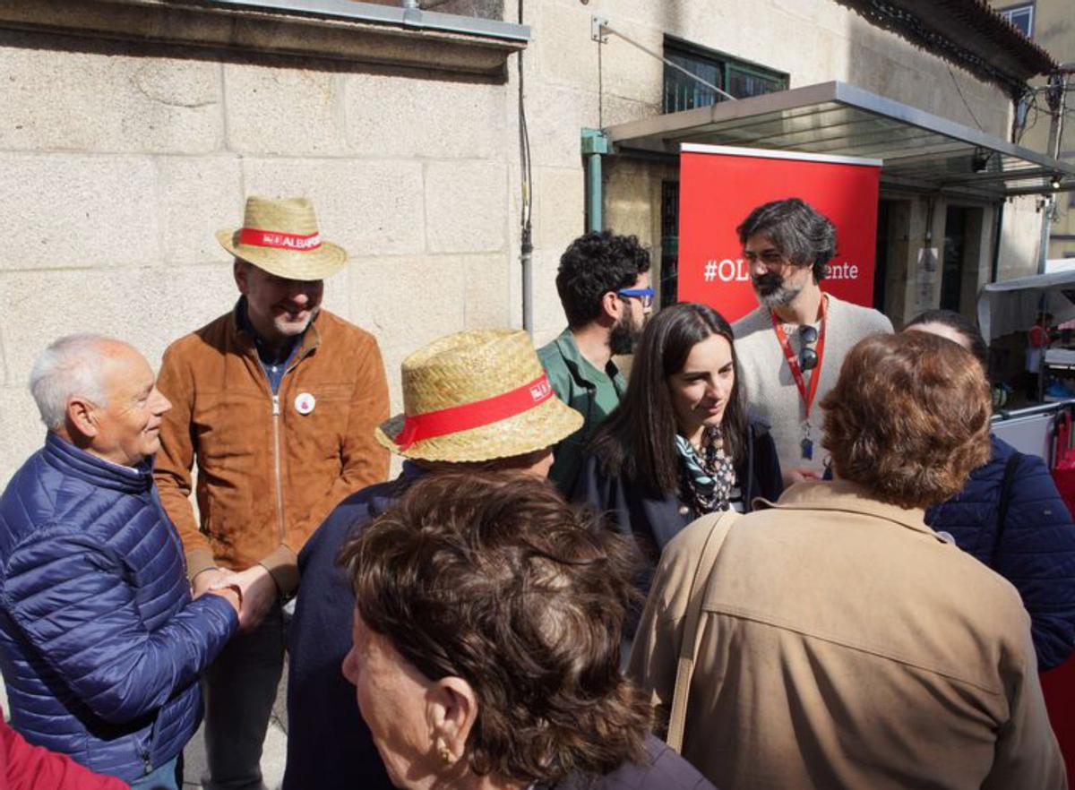 Miembros del PSOE charlan con vecinos. |   // BERNABÉ