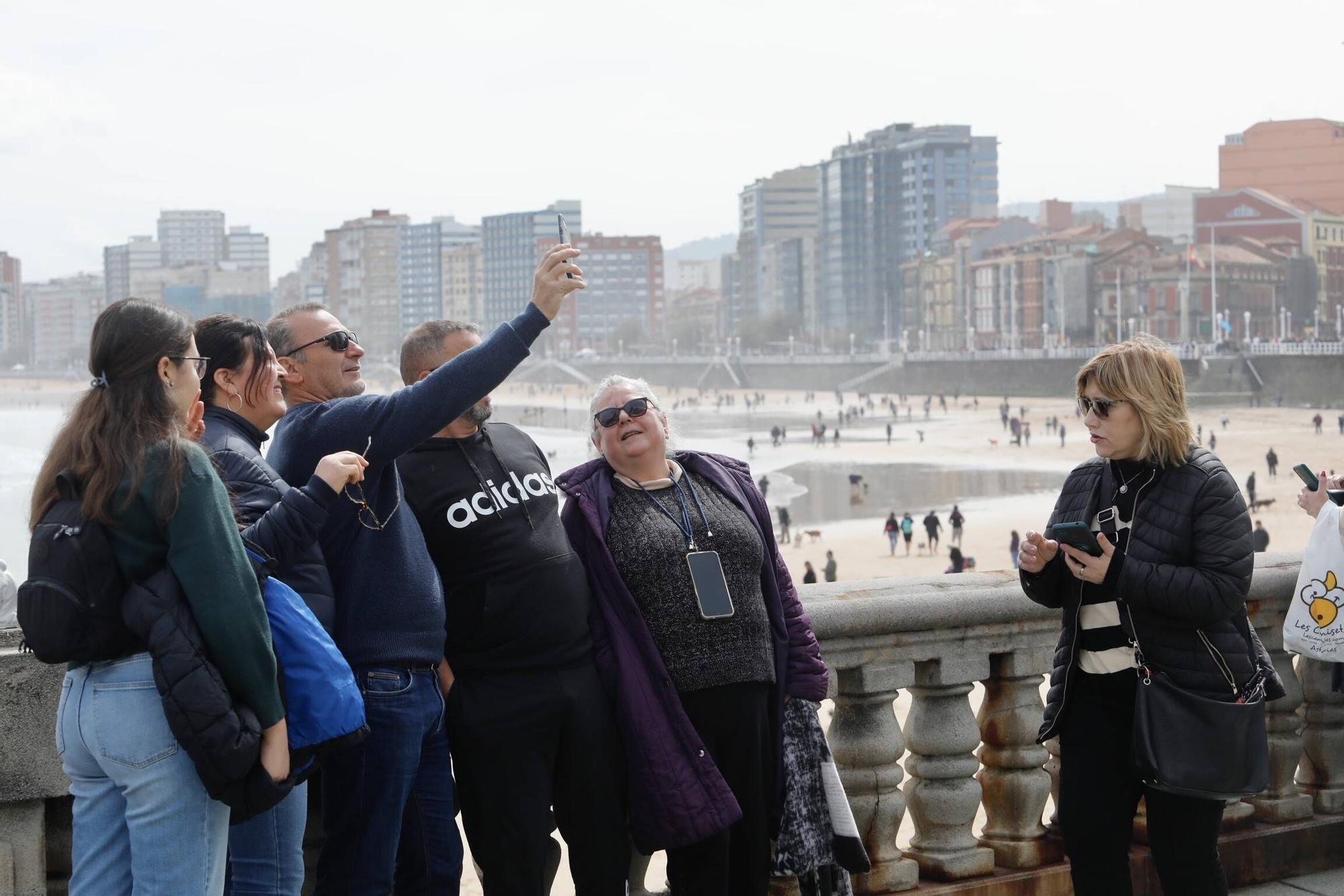 El ambiente en Gijón por Semana Santa, en imágenes