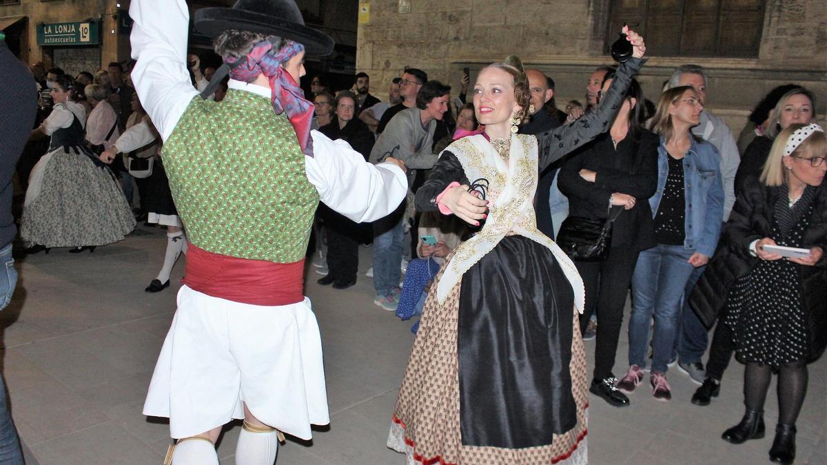 El Mocadoret llenará esta noche el centro de la ciudad con baile tradicional