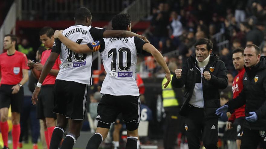 Parejo y Kondogbia celebran el segundo gol del Valencia con dedicatoria hacia Marcelino.