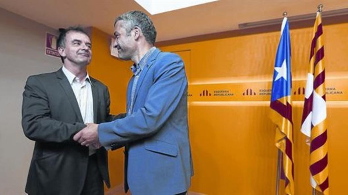 Oriol Amorós (derecha) felicita a Alfred Bosch tras conocerse el resultado de las primarias de ERC a la alcaldía de Barcelona, ayer.