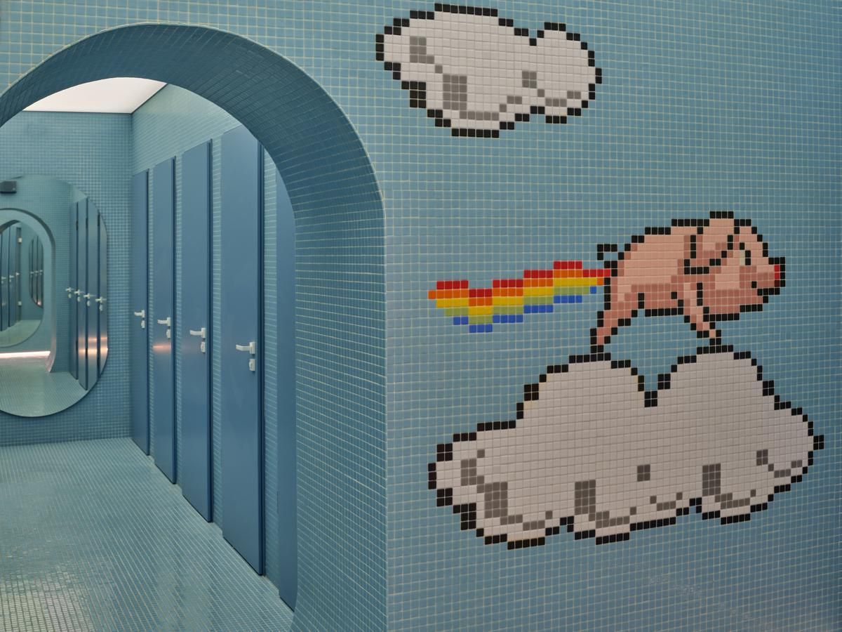 Es un baño público, pero parece una pantalla de videojuego ochentero en clave píxel