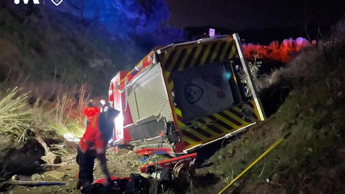 El camión accidentado en Totalán.