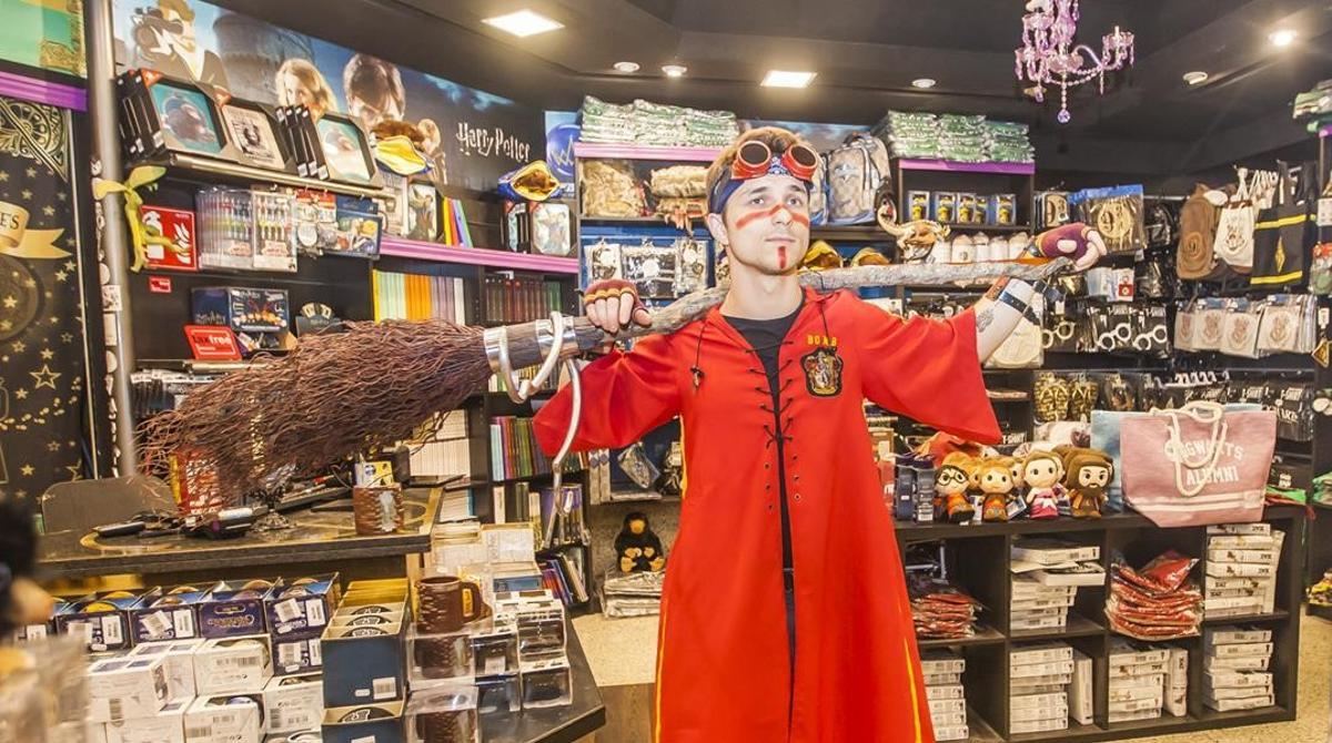 El 'tour' mágico por Hogwarts empieza por Galeries Maldà: hay tres tiendas con escoba y varitas.