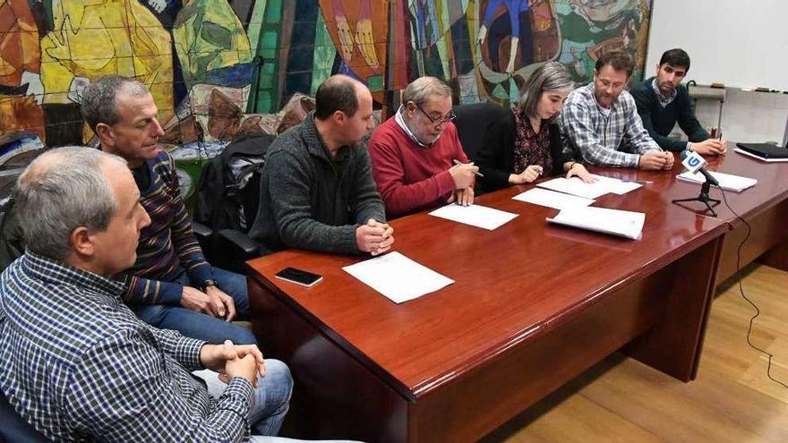 Los miembros de la Mesa da Ría, durante la reunión realizada ayer.