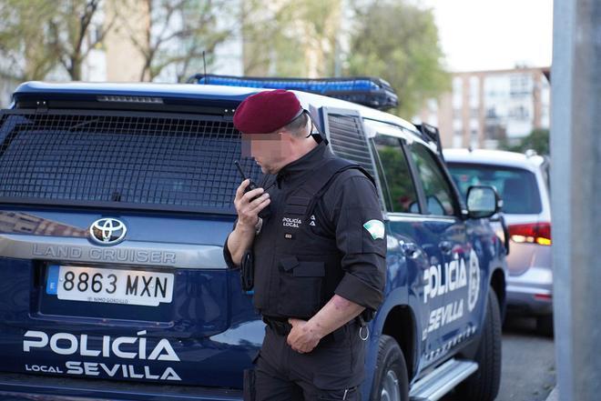 FOTOGALERÍA | Despliegue del GAR en la barriada de El Cerezo de Sevilla