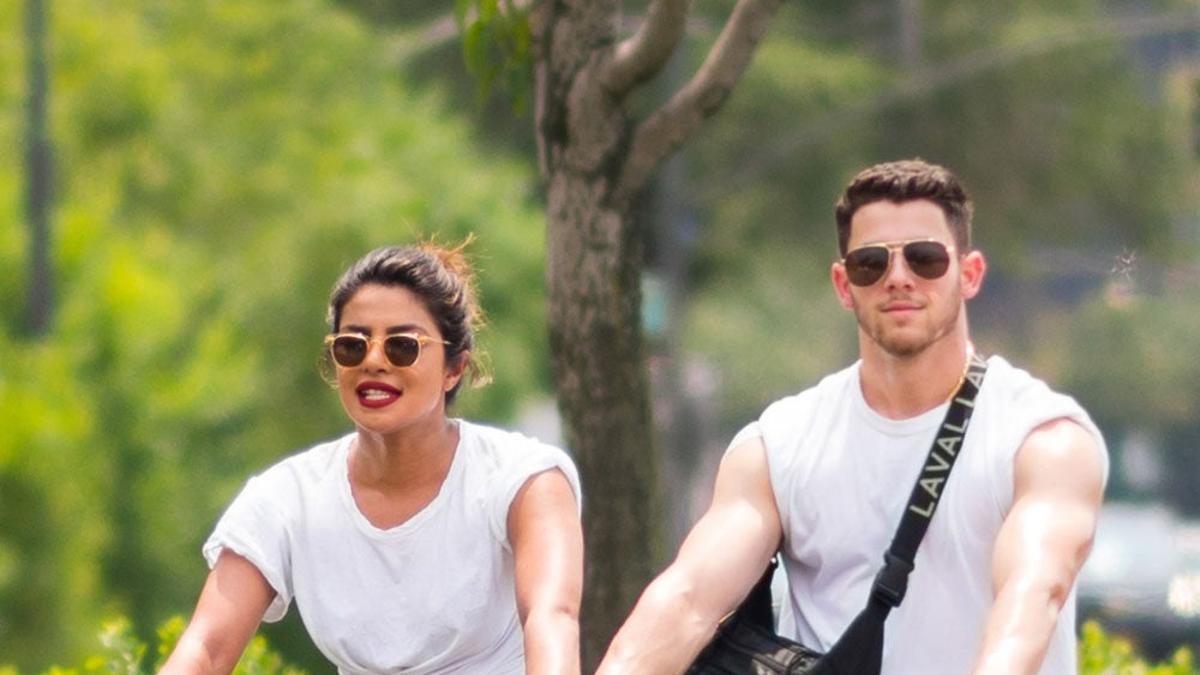 Nick Jonas y Priyanka de paseo en bicicleta