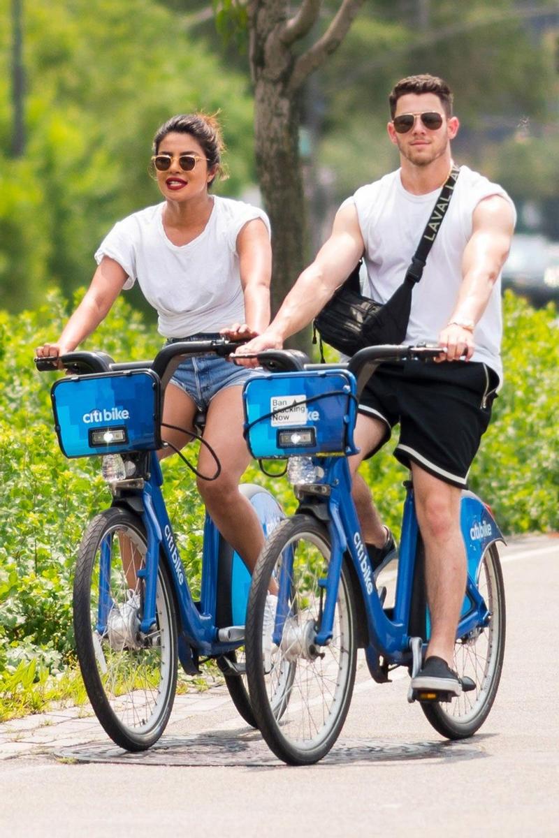 Nick Jonas y Priyanka de paseo en bicicleta