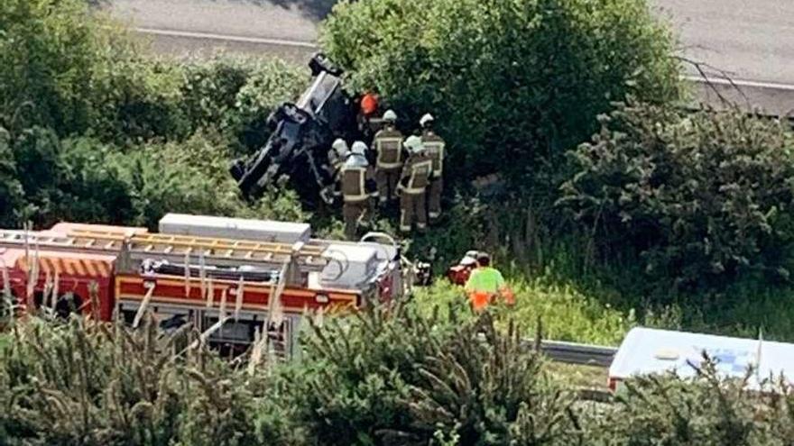 Los bomberos excarcelando a Nathaly Worman del vehículo siniestrado el pasado 26 de mayo.