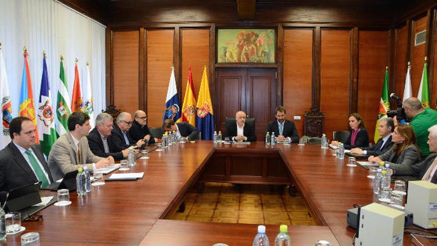 El presidente del Cabildo preside la reunión ayer con los directivos de Red Eléctrica en el Cabildo.