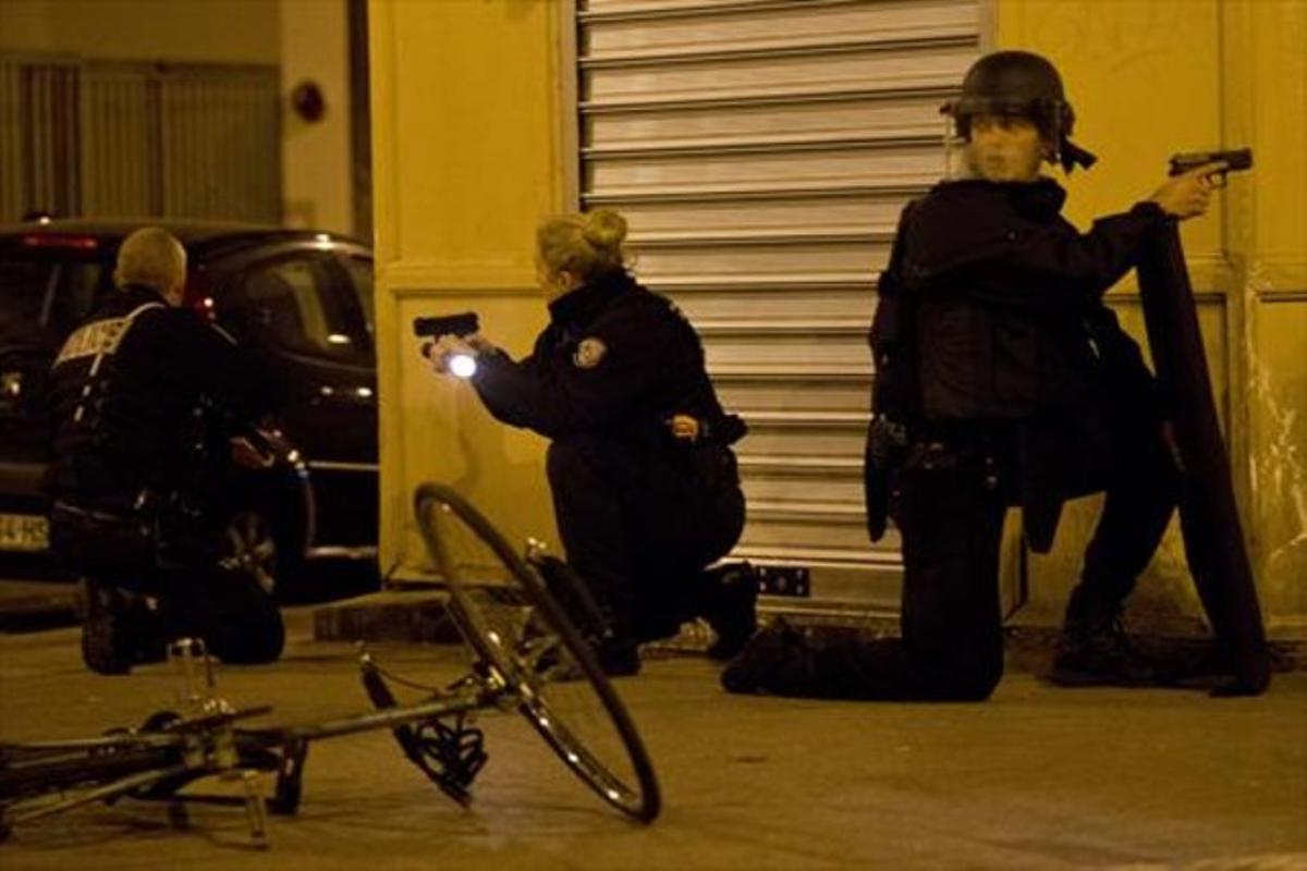 La policía francesa, en alerta en París.
